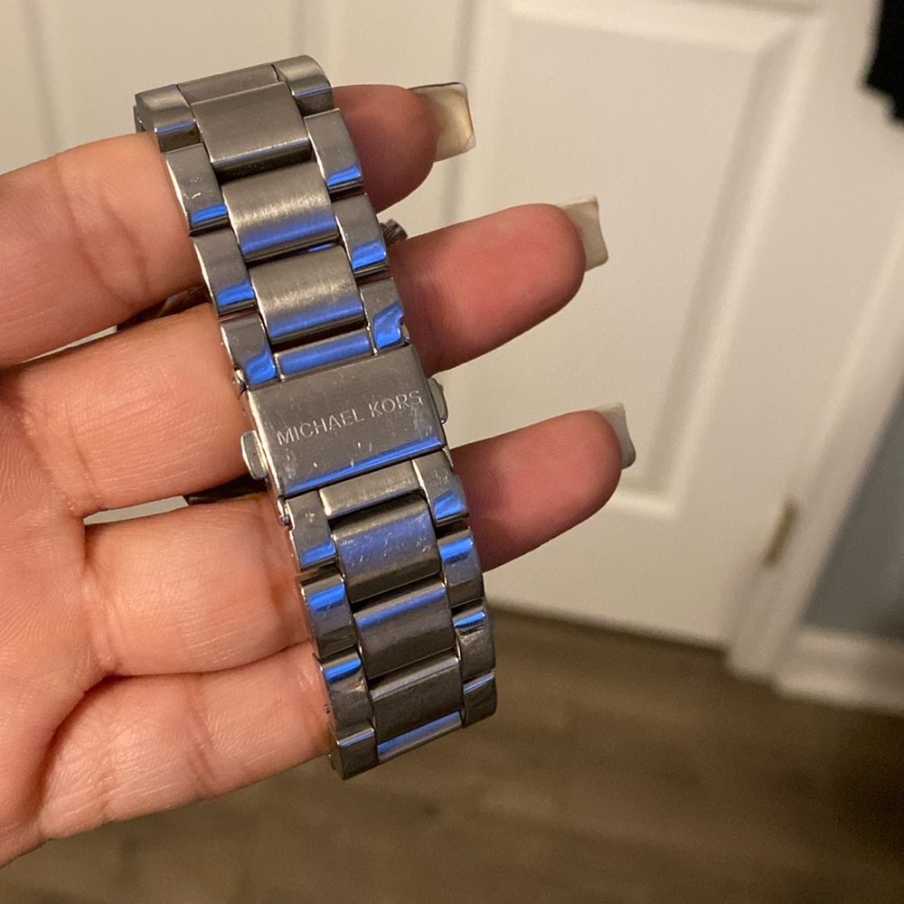 Micheal Kors Sliver with Crystal watch 39MM - Picture 4 of 10